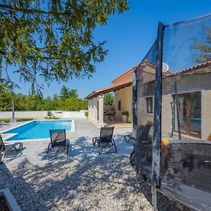  Villa Desapemani With Heated Pool